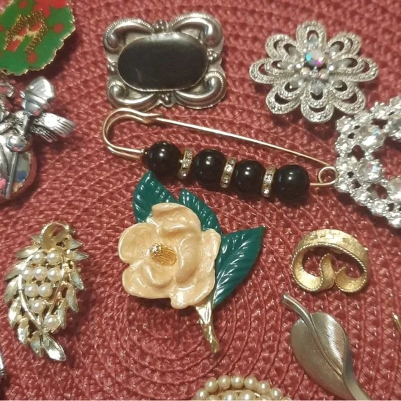 Elegant Gold and Silver Brooch’s - Picture 5 of 6